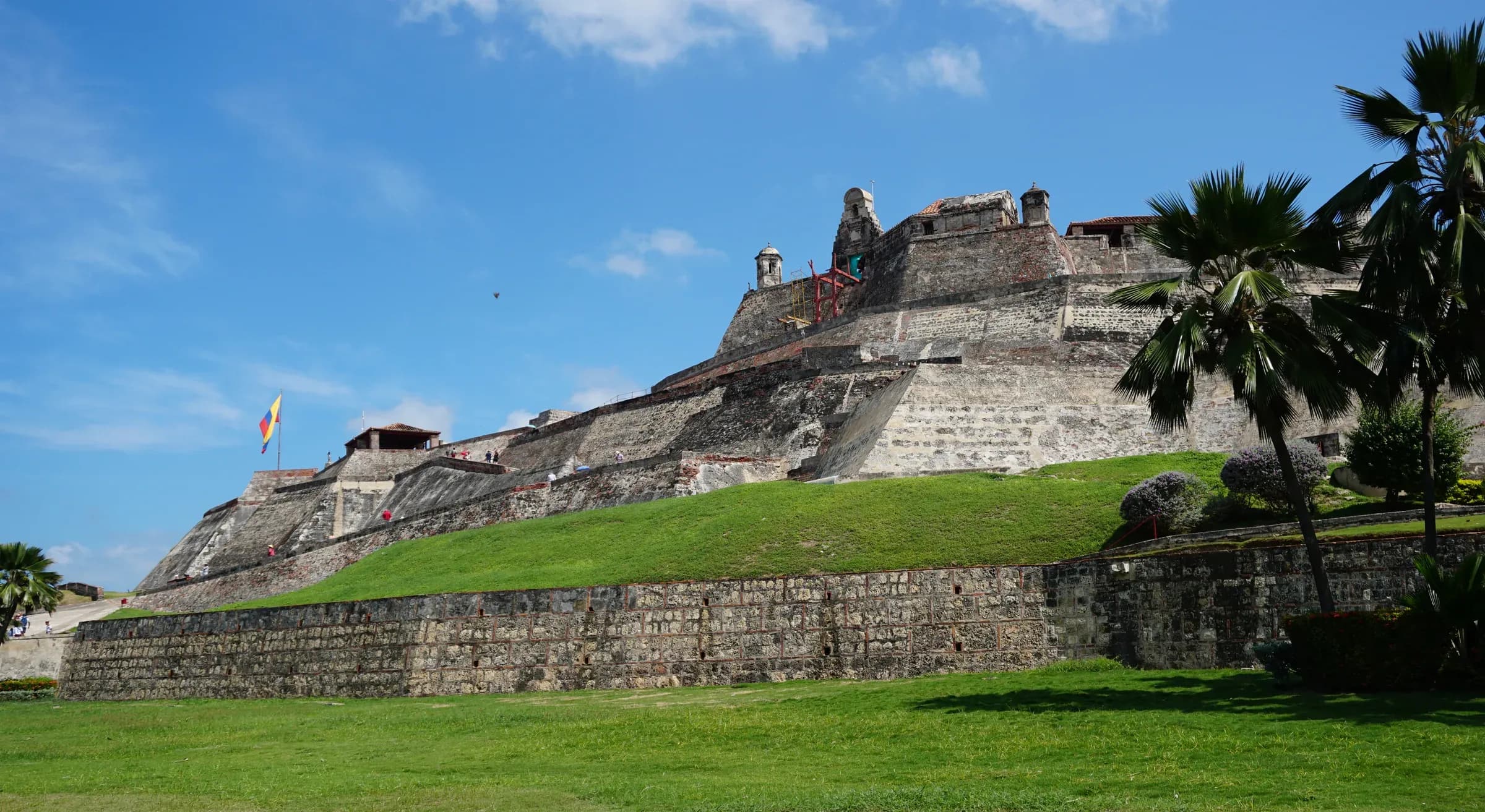 Vista panoramica del Castillo San Felipe de Barajas mostrando sus enormes muros de piedra y rampas