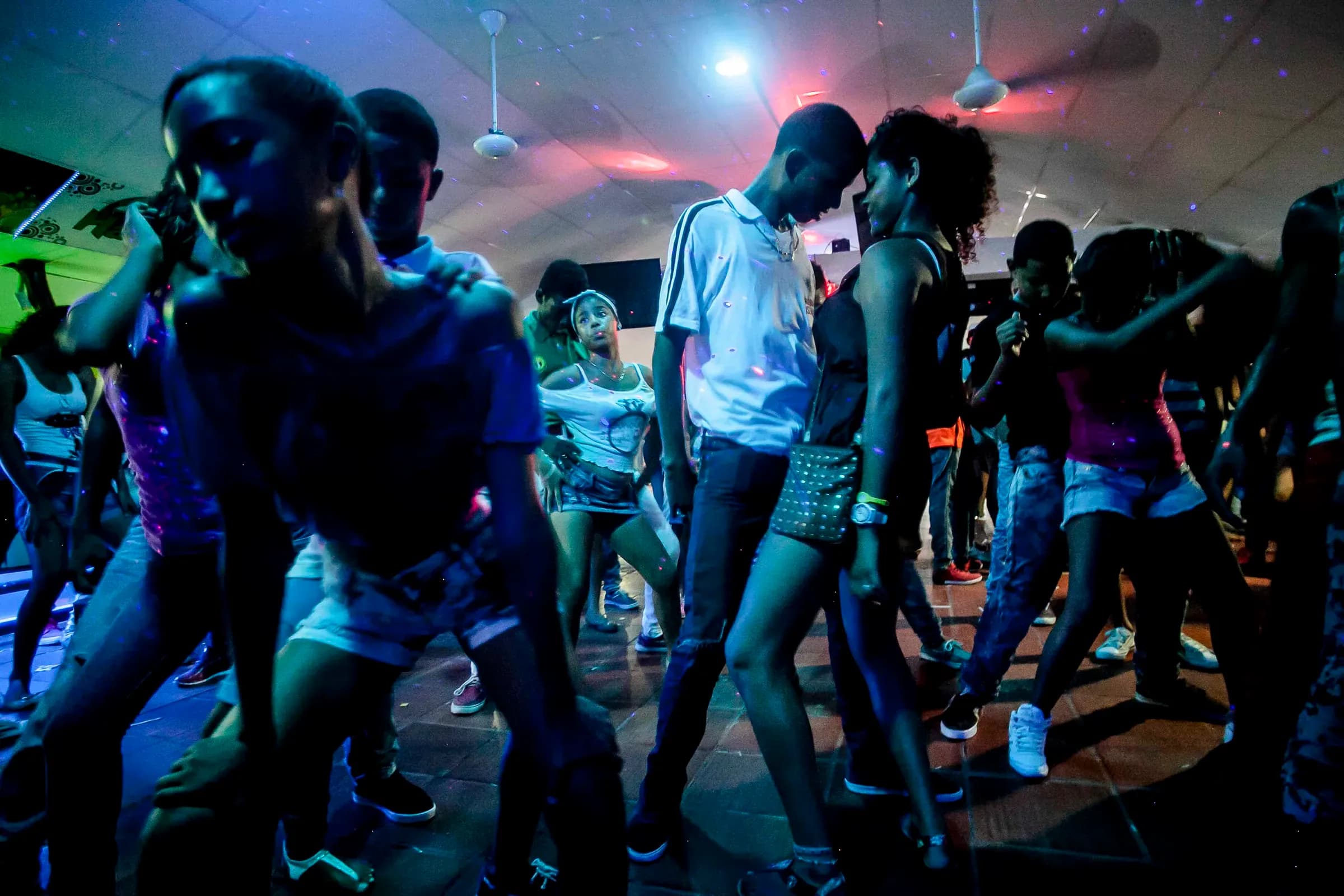 Jovenes afrocolombianos bailando champeta en una fiesta de barrio en Cartagena