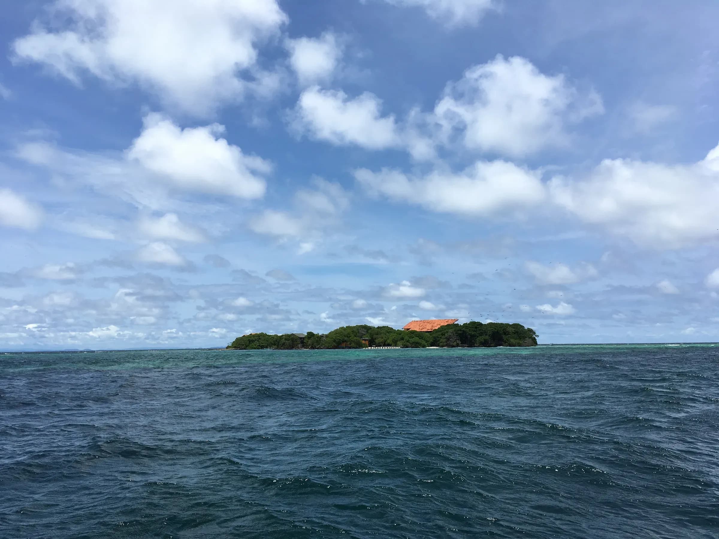 Vista aerea del archipielago de las Islas del Rosario con aguas turquesas del Caribe