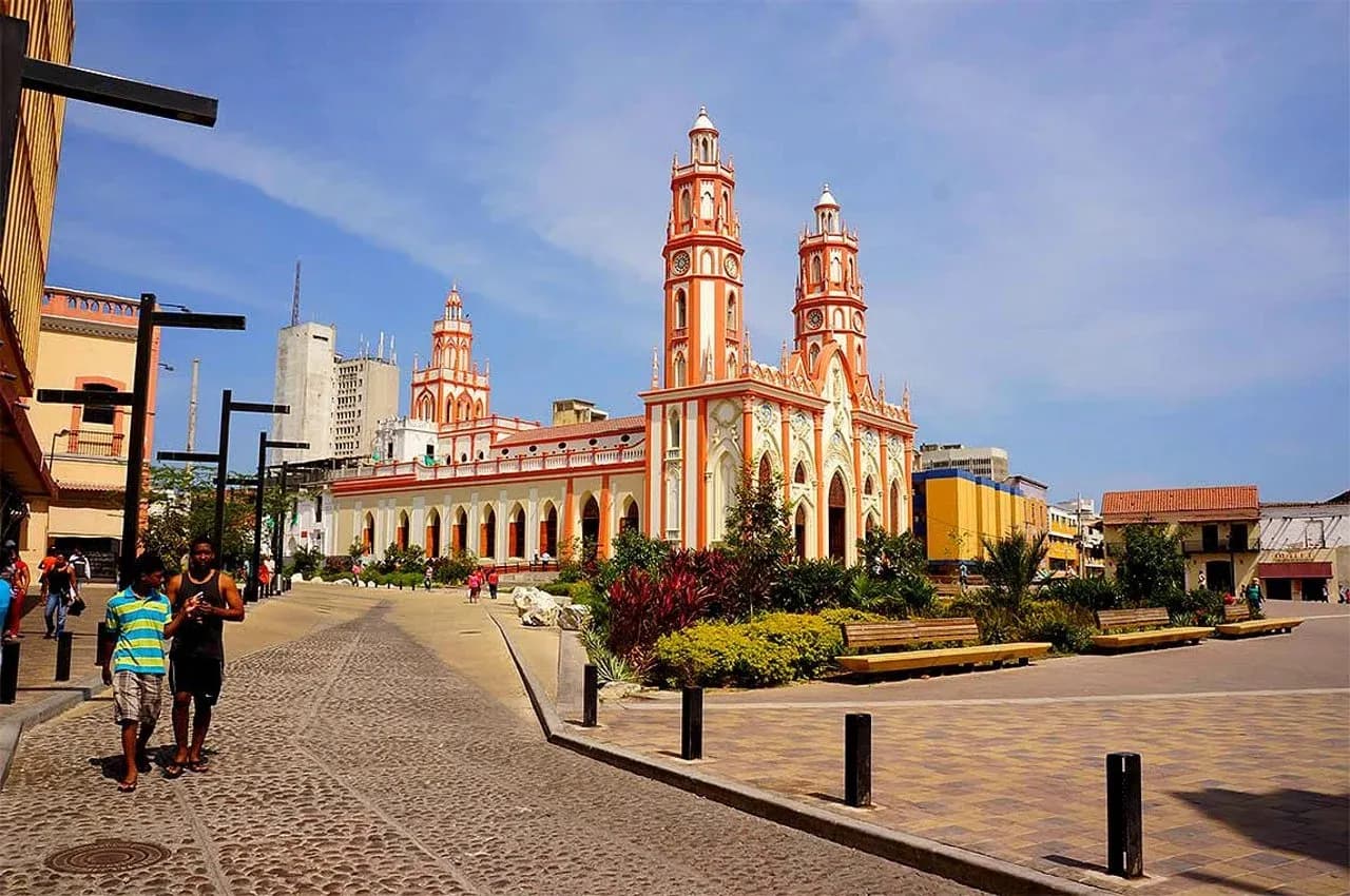 Iglesia de estilo gotico con torres rosadas y arcos en la plaza central de Barranquilla en un dia soleado